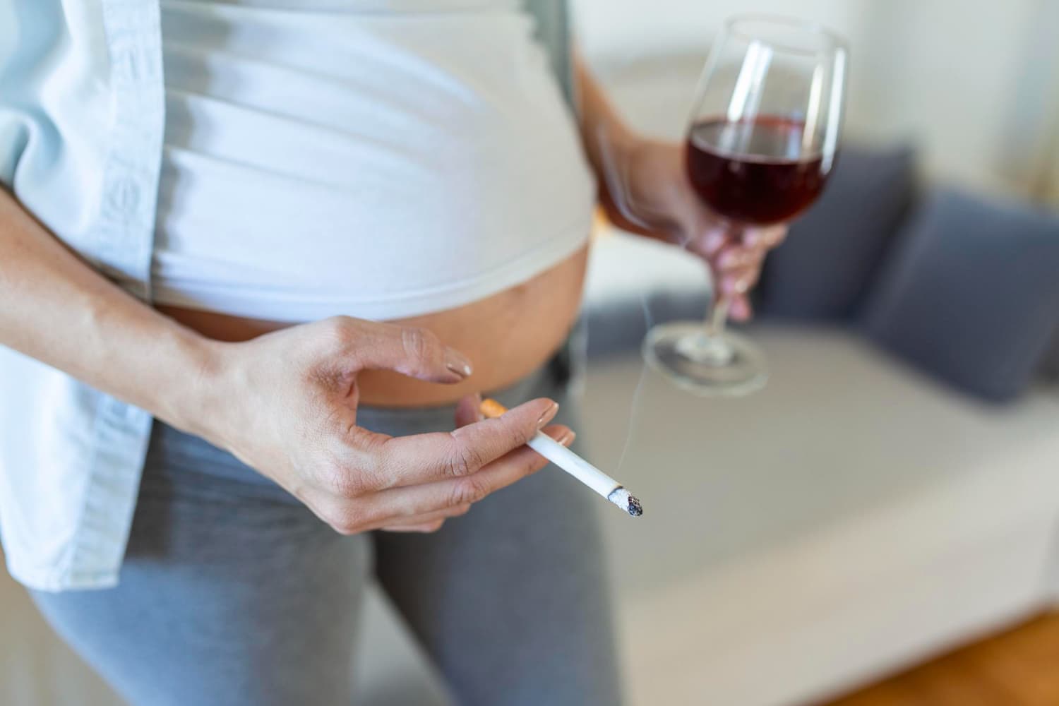 https://www.emagrecermamaefit.com.br/uploads/Veja_como_fumar_e_o_consumo_de_álcool_durante_a_gravidez_podem_afetar_seu_bebê-10845de2.jpg